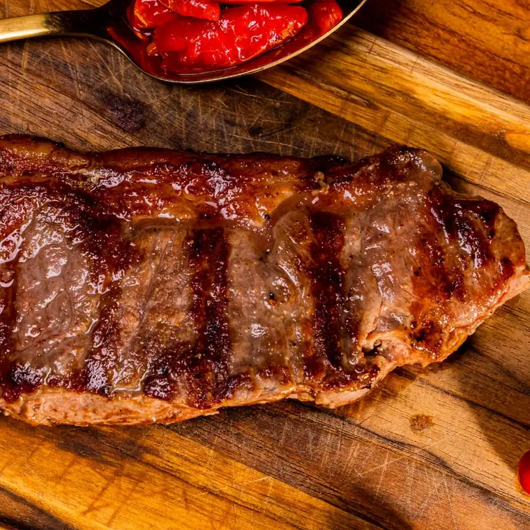 Corte grosso recém-saído da parrilla, com as marcas da grelha