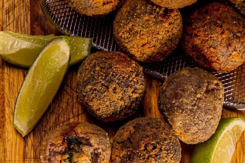 Bolinhos fritos da casa com limão