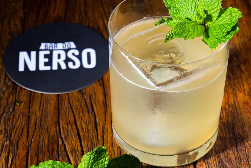 Drink da casa servido sobre o porta-copos do Bar do Nerso