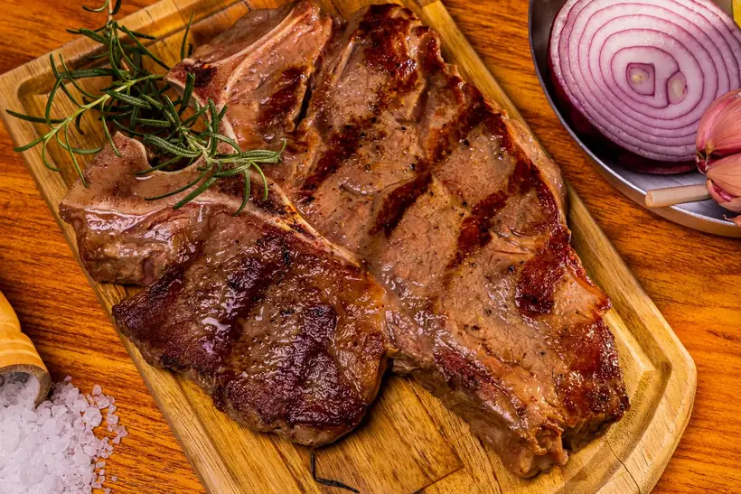 T-bone na tábua com alecrim e cebola roxa